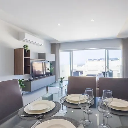 Penthouse With Seaviews And Country Views, Near Beaches Apartman *