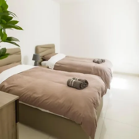 Penthouse With Seaviews And Country Views, Near Beaches Appartement